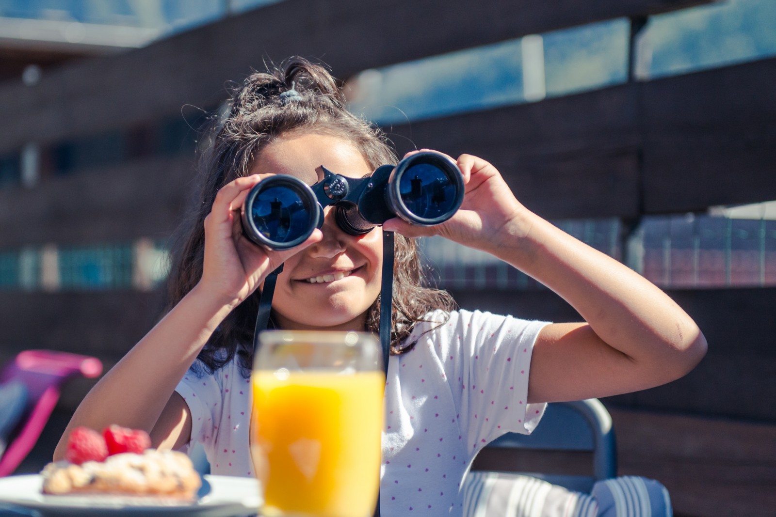 Fille au bar qui boit un jus d'orange