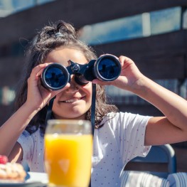 Fille au bar qui boit un jus d'orange